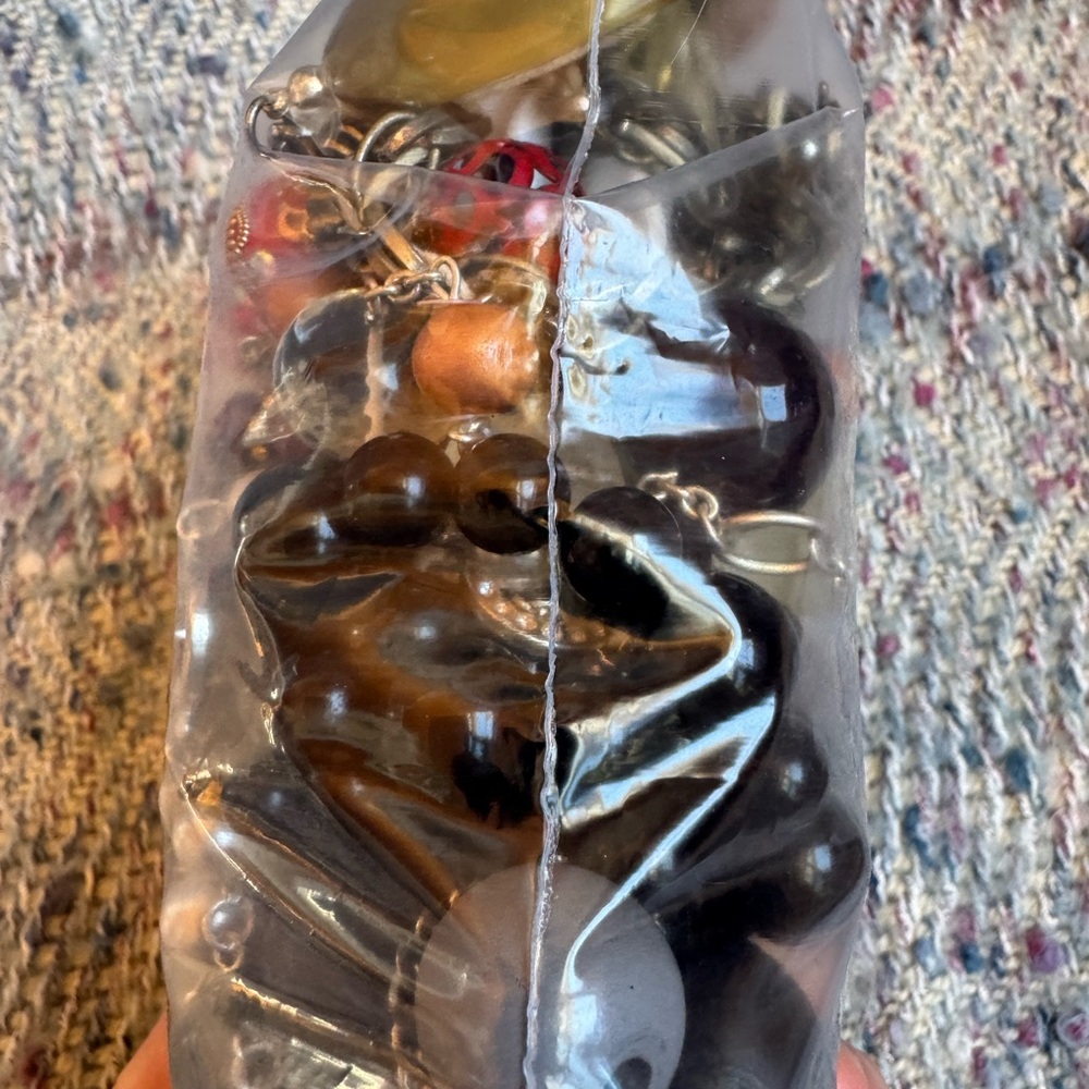 Ziplock bag filled with chunky (mostly) vintage necklaces - Picture 9 of 10